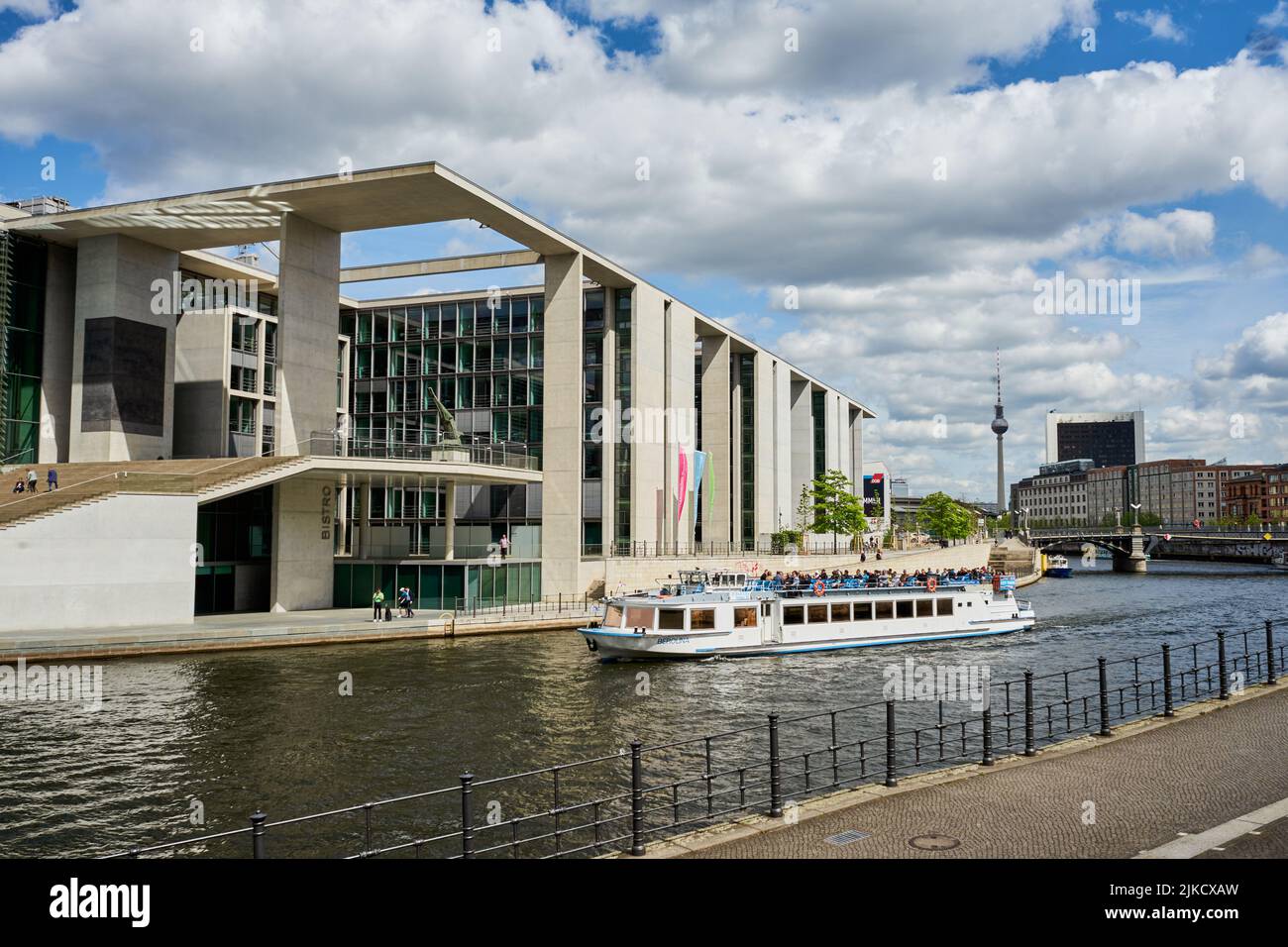 Marie-Elisabeth-Lüders-Haus vom Architekten Stephan Braunfels entworfen, vorne die Spree mit einem Ausflugsboot, Berlin Mitte, Berlin, Deutschland Stock Photo
