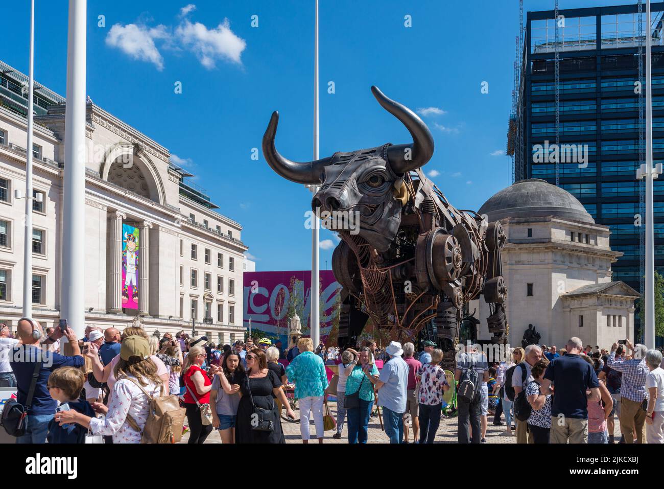 Crowds of visitors in Birmingham for the 2022 Commonwealth Games viewing the Bull that featured in the opening ceremony Stock Photo