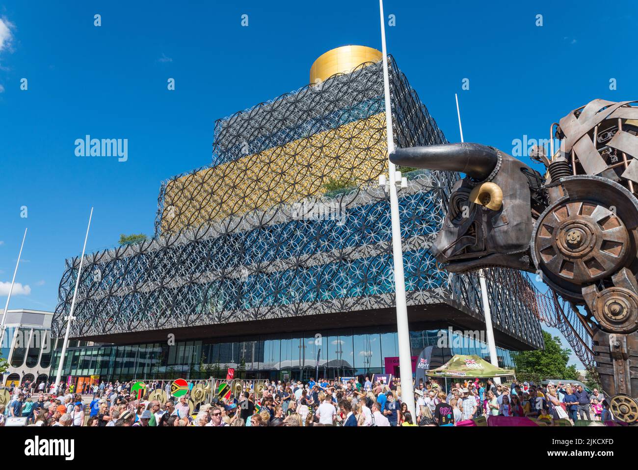 Crowds of visitors in Birmingham for the 2022 Commonwealth Games viewing the Bull that featured in the opening ceremony Stock Photo