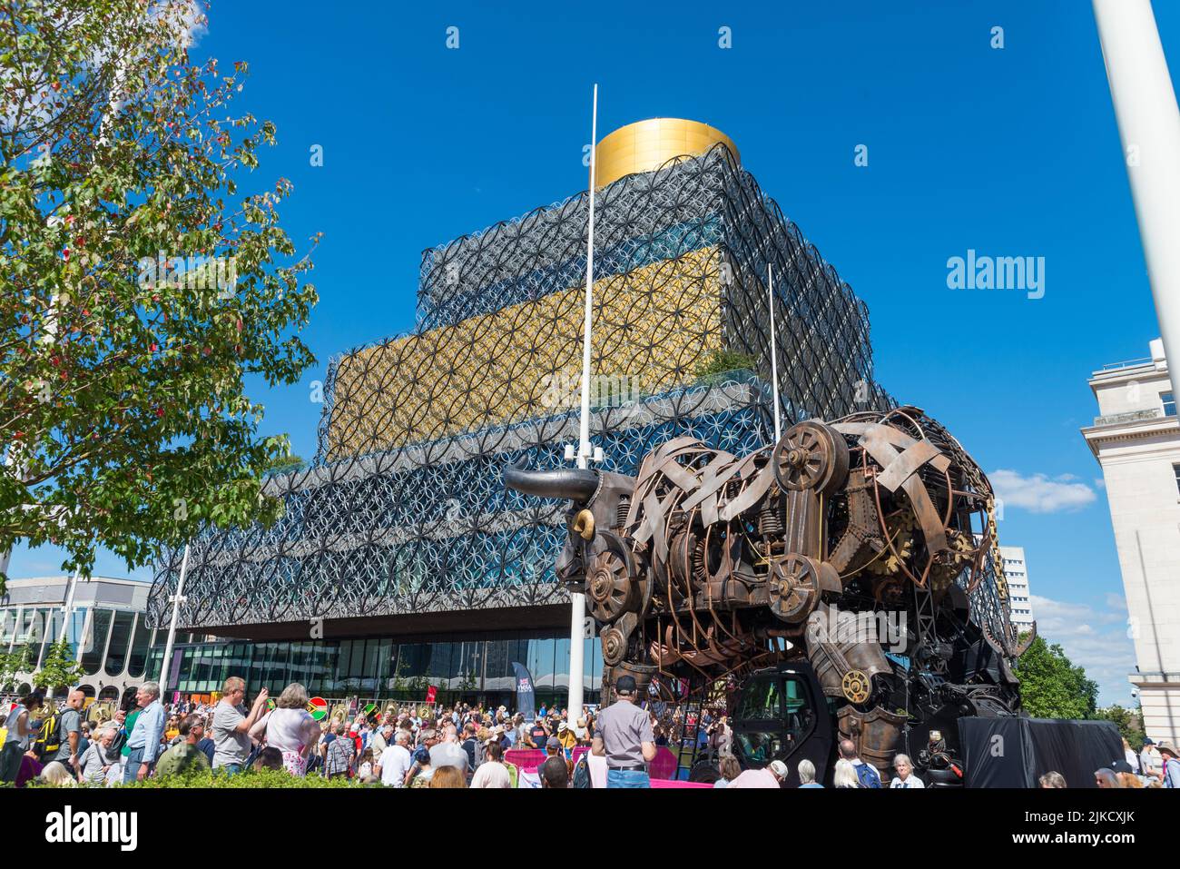 Crowds of visitors in Birmingham for the 2022 Commonwealth Games viewing the Bull that featured in the opening ceremony Stock Photo