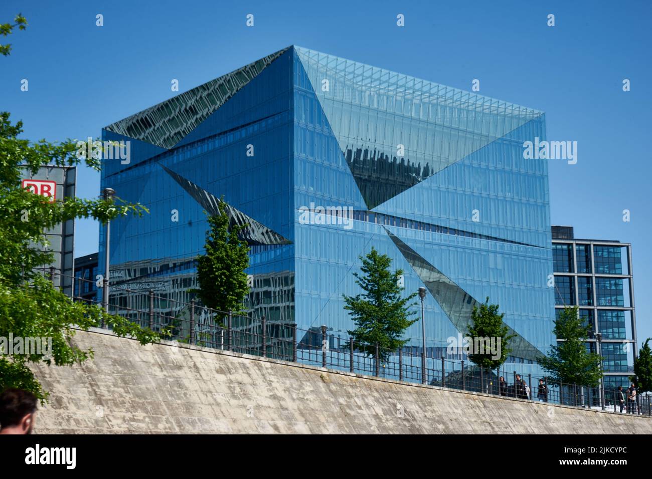 Cube Berlin, würfelförmiges Bürogebäude mit Glasfassade, Europacity, Berlin, Deutschland Stock Photo