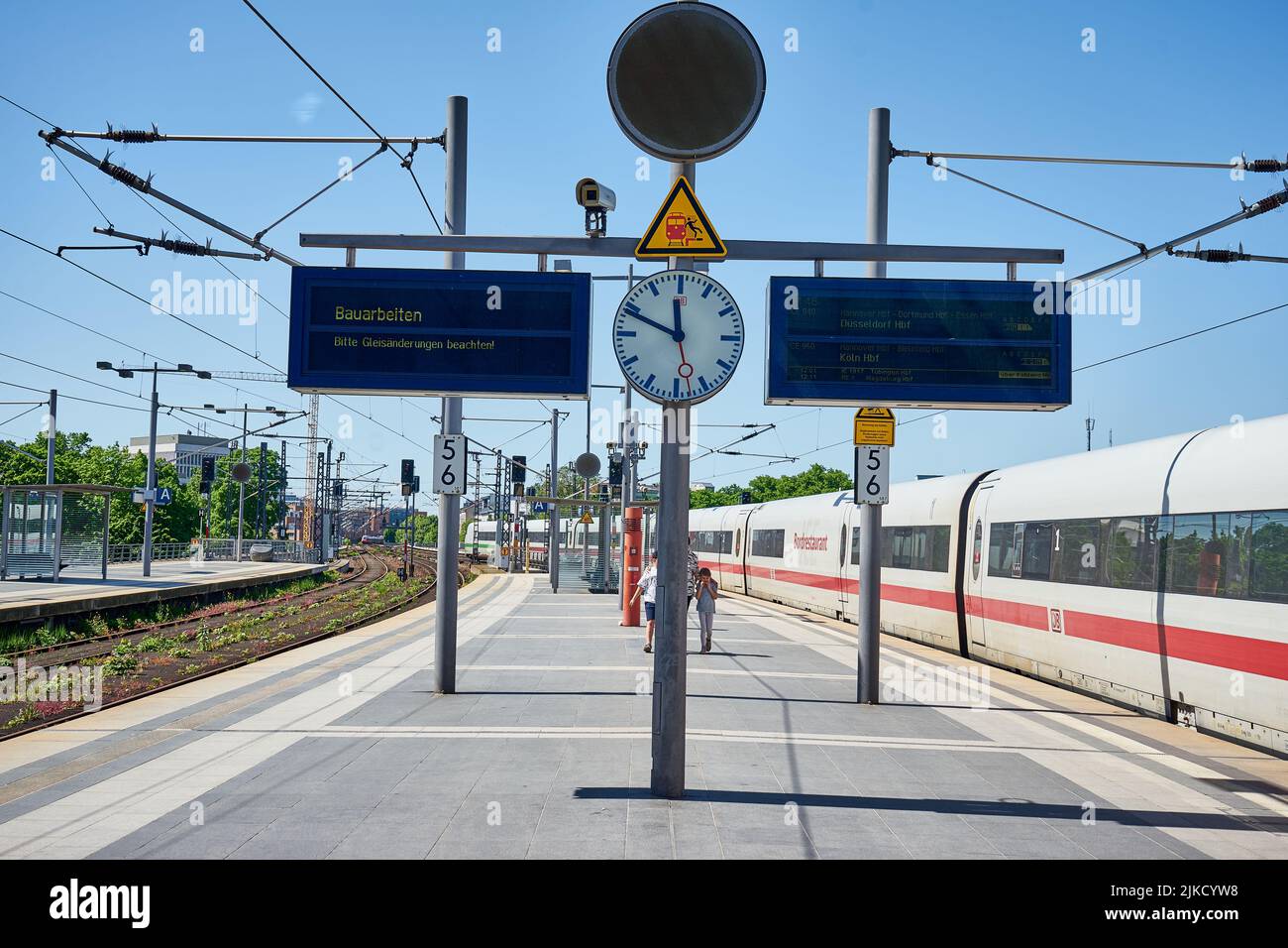 Bahnsteig, Schild Bauarbeiten, ICE, Hauptbahnhof, Berlin, Deutschland Stock Photo