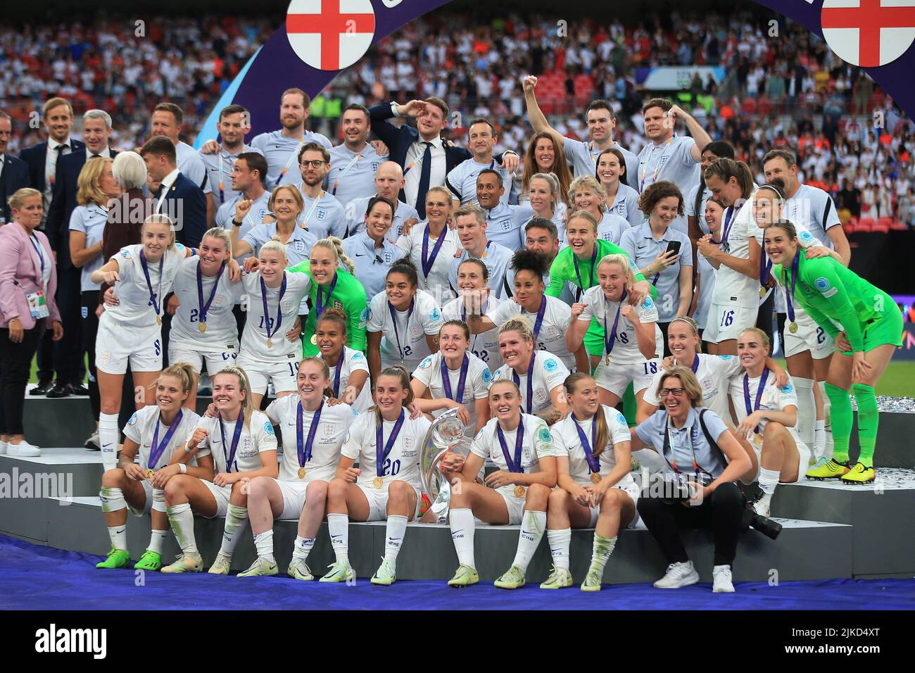 England women's football players celebrate after winning UEFA Women's Euro 2022 championship as FA Lionesses official photographer Lynne Cameron (bottom right) joins in for the photo. UEFA Women's Euro England 2022 Final, England women v Germany women at Wembley Stadium in London on Sunday 31st July 2022. this image may only be used for Editorial purposes. Editorial use only, license required for commercial use. No use in betting, games or a single club/league/player publications. pic by Steffan Bowen/Andrew Orchard sports photography/Alamy Live news Stock Photo