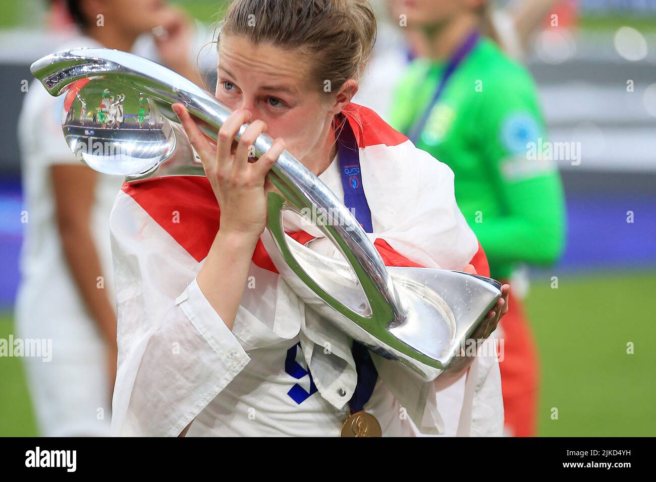 London, UK. 31st July, 2022. Ellen White of England women holds the trophy as she celebrates after her team win the UEFA Women's Euro 2022 championship. UEFA Women's Euro England 2022 Final, England women v Germany women at Wembley Stadium in London on Sunday 31st July 2022. this image may only be used for Editorial purposes. Editorial use only, license required for commercial use. No use in betting, games or a single club/league/player publications. pic by Steffan Bowen/Andrew Orchard sports photography/Alamy Live news Credit: Andrew Orchard sports photography/Alamy Live News Stock Photo