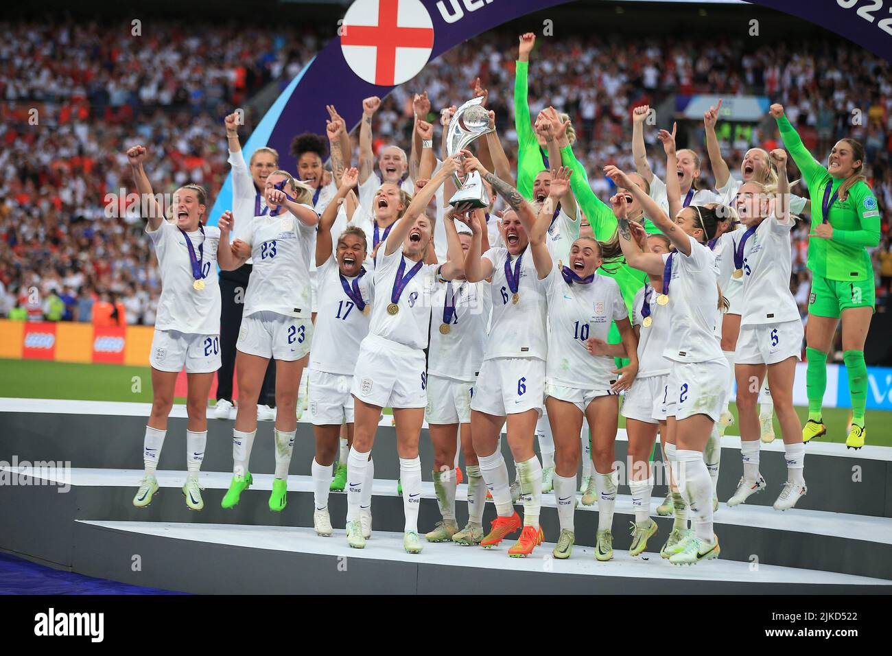 London, UK. 31st July, 2022. England women's football players celebrate after winning UEFA Women's Euro 2022 championship. UEFA Women's Euro England 2022 Final, England women v Germany women at Wembley Stadium in London on Sunday 31st July 2022. this image may only be used for Editorial purposes. Editorial use only, license required for commercial use. No use in betting, games or a single club/league/player publications. pic by Steffan Bowen/Andrew Orchard sports photography/Alamy Live news Credit: Andrew Orchard sports photography/Alamy Live News Stock Photo
