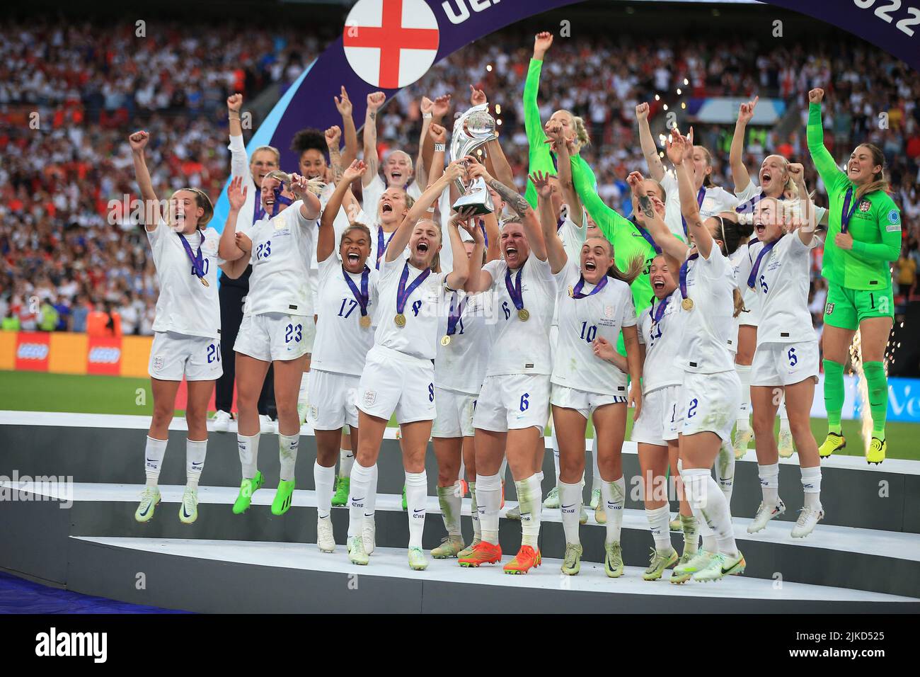 London, UK. 31st July, 2022. England women's football players celebrate after winning UEFA Women's Euro 2022 championship. UEFA Women's Euro England 2022 Final, England women v Germany women at Wembley Stadium in London on Sunday 31st July 2022. this image may only be used for Editorial purposes. Editorial use only, license required for commercial use. No use in betting, games or a single club/league/player publications. pic by Steffan Bowen/Andrew Orchard sports photography/Alamy Live news Credit: Andrew Orchard sports photography/Alamy Live News Stock Photo
