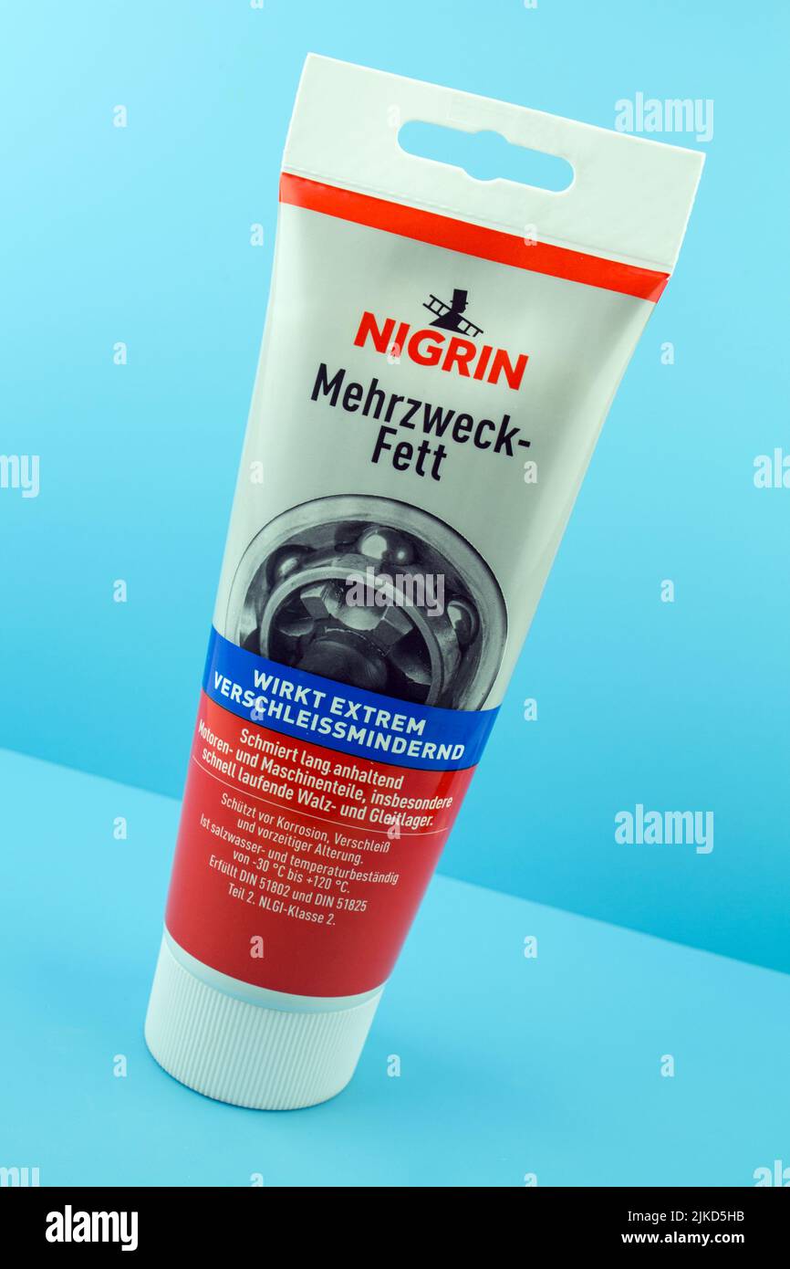 Nigrin Allzweckfett Tube  auf blauem Hintergrund Stock Photo