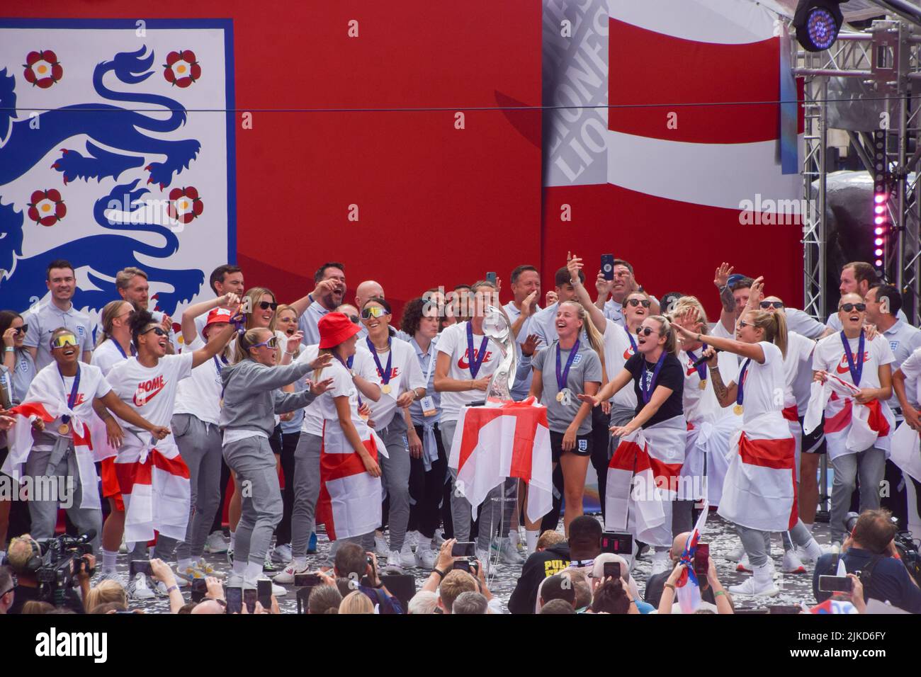 London, UK. 01st Aug, 2022. The England team celebrates on the stage during the Women's Euro 2022 special event in Trafalgar Square. Thousands of people gathered to celebrate the England team, known as the Lionesses, winning Women's Euro 2022 soccer tournament. England beat Germany 2-1. (Photo by Vuk Valcic/SOPA Images/Sipa USA) Credit: Sipa USA/Alamy Live News Stock Photo