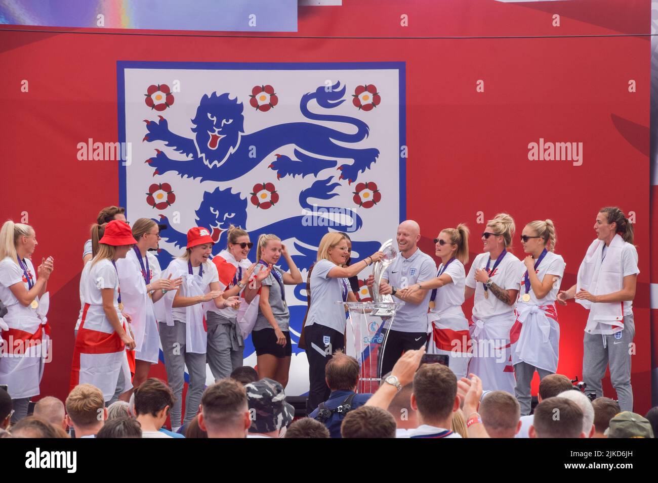 London, UK. 01st Aug, 2022. The England team celebrates on the stage during the Women's Euro 2022 special event in Trafalgar Square. Thousands of people gathered to celebrate the England team, known as the Lionesses, winning Women's Euro 2022 soccer tournament. England beat Germany 2-1. (Photo by Vuk Valcic/SOPA Images/Sipa USA) Credit: Sipa USA/Alamy Live News Stock Photo