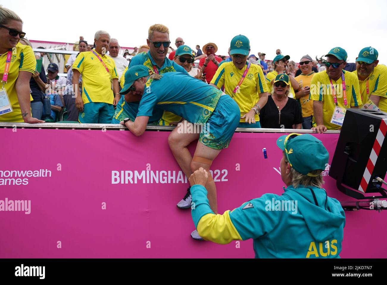 Team Australia's Ellen Ryan celebrates their victory after the Women's Singles - Gold Medal Match between Guernsey and Australia at Victoria Park on day four of the 2022 Commonwealth Games in Birmingham. Picture date: Monday August 1, 2022. Stock Photo