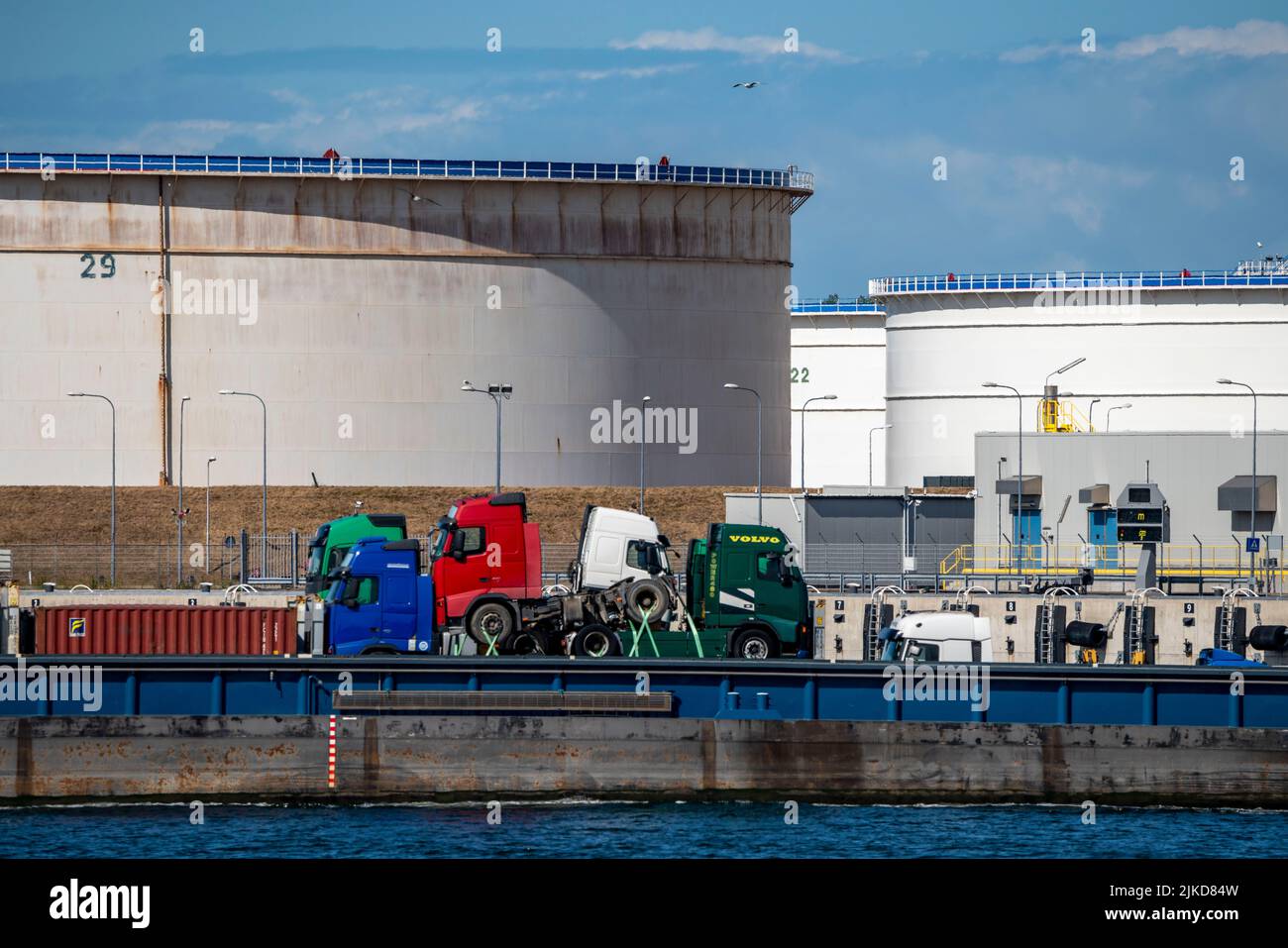 Maasvlakte Olie Terminal, 39 large tanks Logistics for various petroleum products, such as crude oil, petrol, paraffin, diesel, inland freighters load Stock Photo