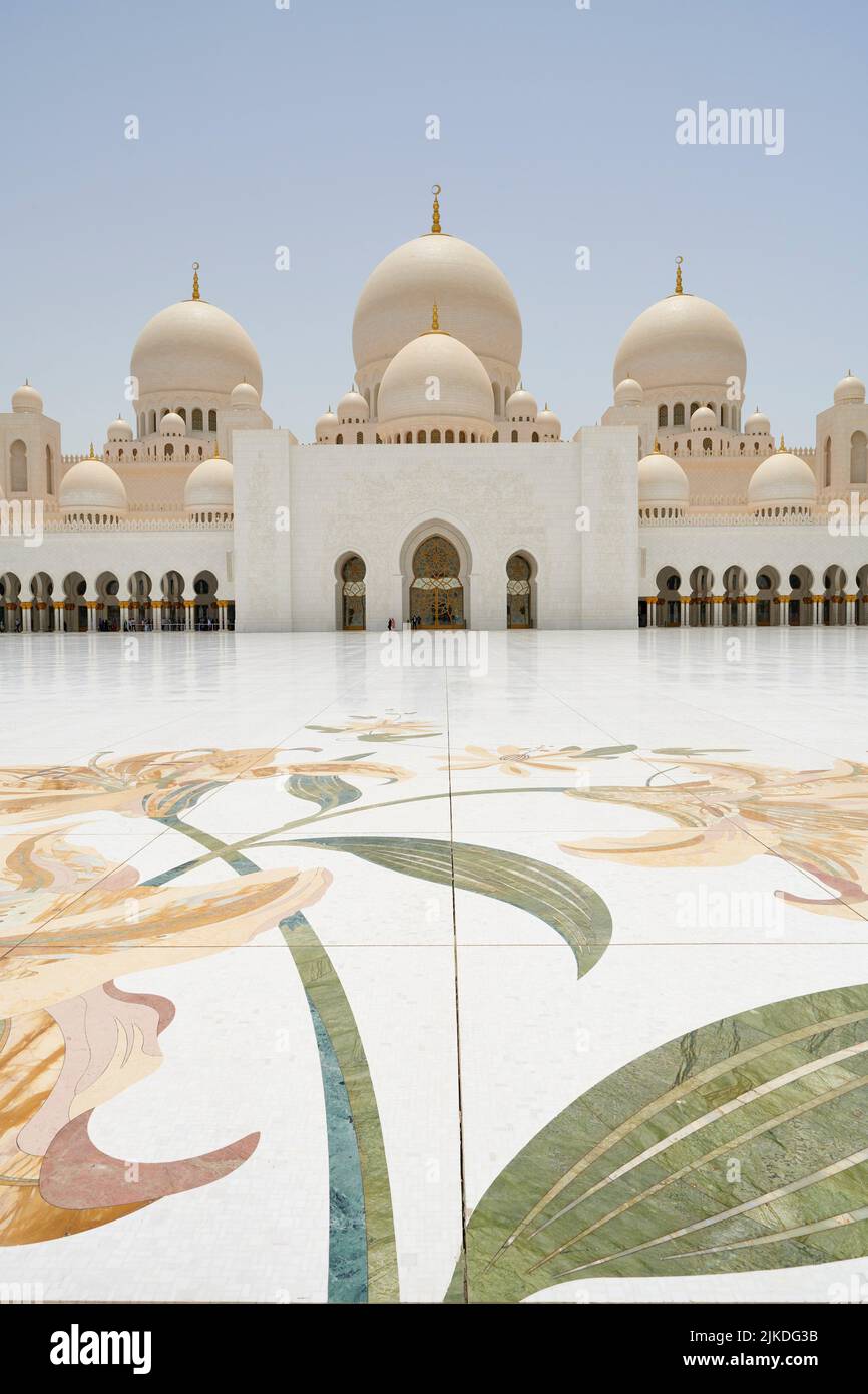 The inner courtyard of the Sheikh Zayed Mosque. Abu Dhabi. United Arab Emirates. Stock Photo