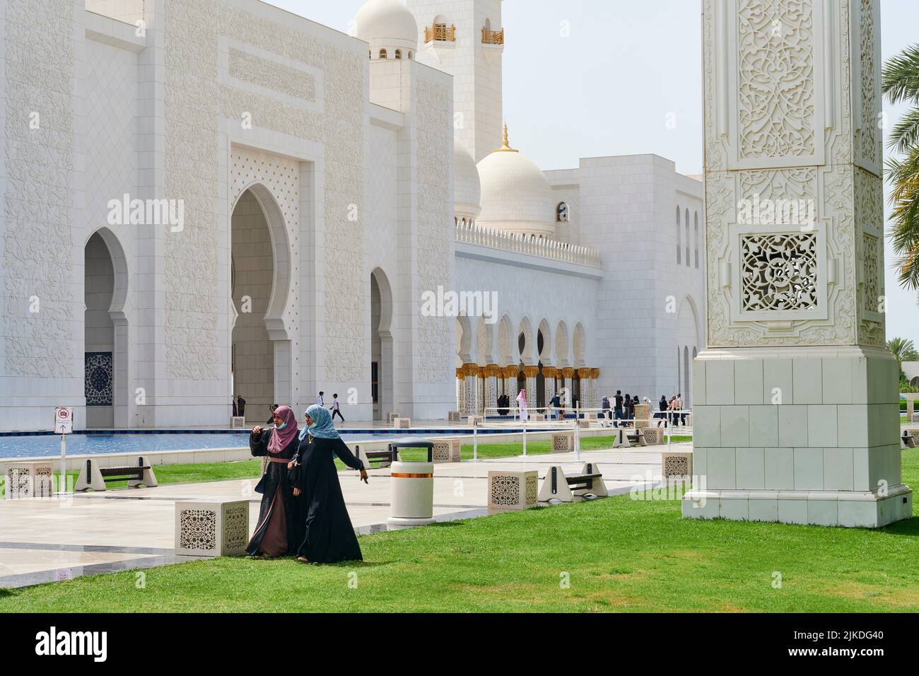 Two woman wearing abaya visiting the Sheikh Zayed Mosque. Abu Dhabi. United Arab Emirates. Stock Photo