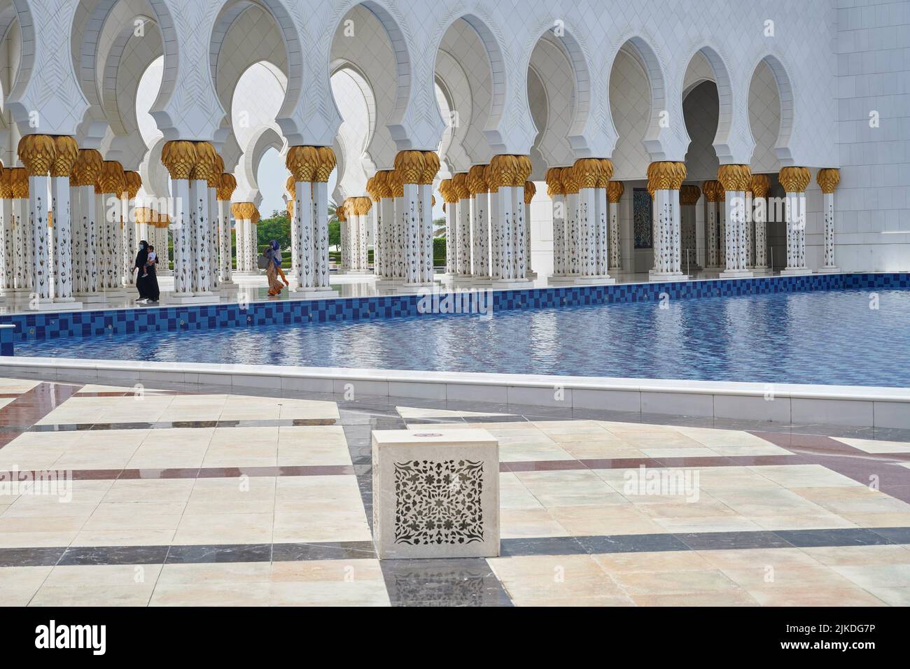 An islamic family visiting the Sheikh Zayed Mosque. Abu Dhabi. United Arab Emirates. Stock Photo