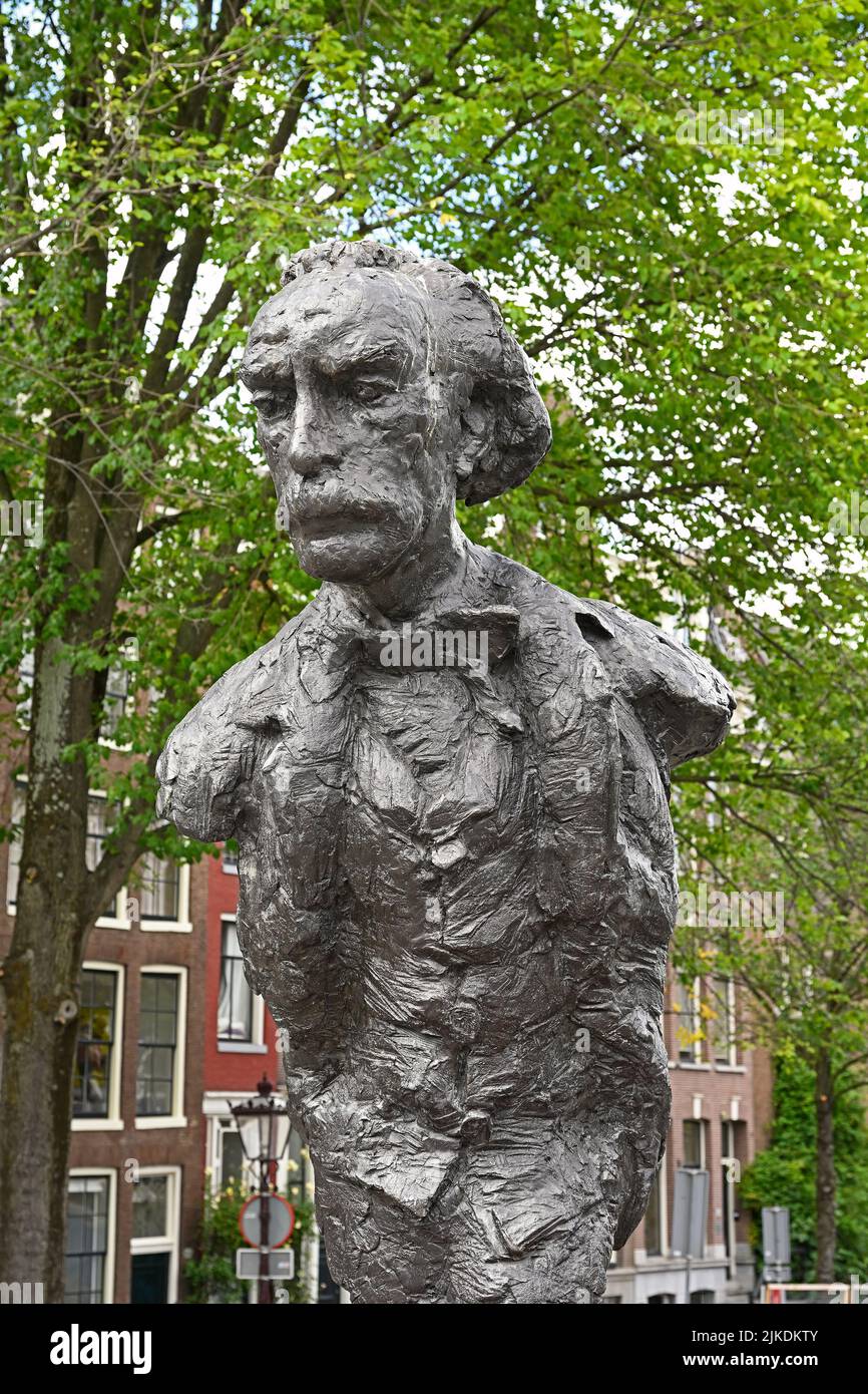 amsterdam, netherlands - 2022-07-25: bronze sculpture of eduard douwes dekker (multatuli) by hans bayens at torensluis --  [credit: joachim affeldt - Stock Photo