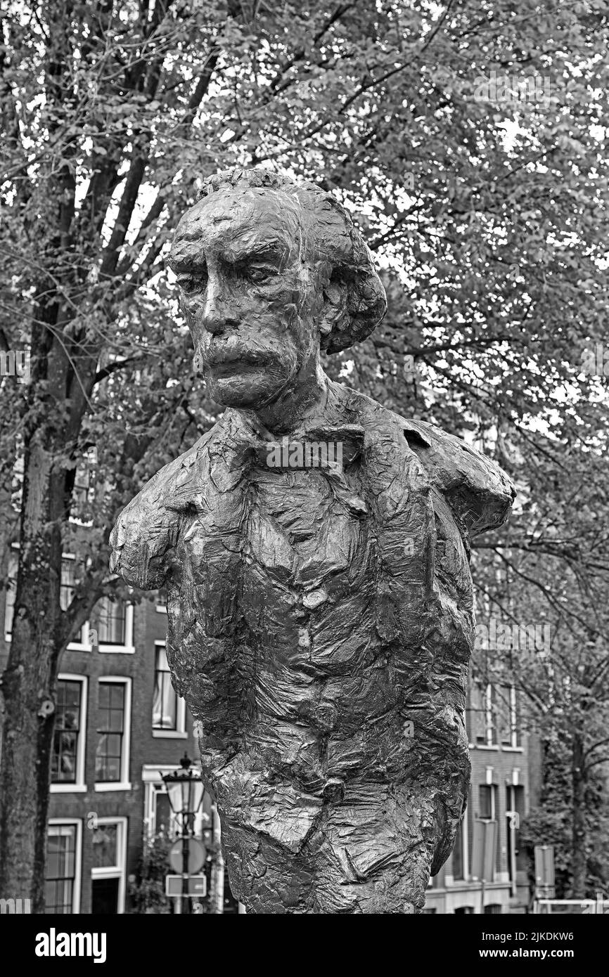 amsterdam, netherlands - 2022-07-25: bronze sculpture of eduard douwes dekker (multatuli) by hans bayens at torensluis --  [credit: joachim affeldt - Stock Photo