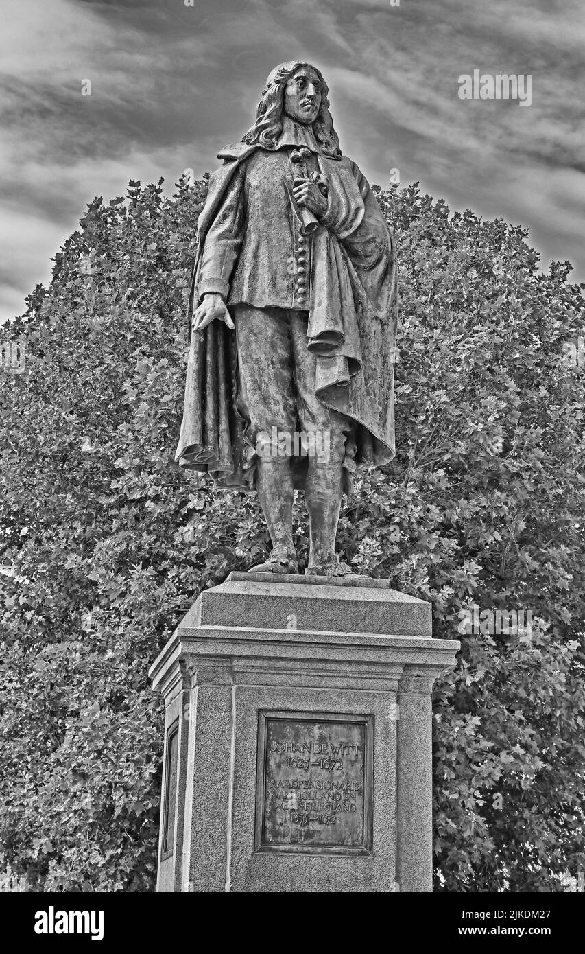 den haag, netherlands - 2022-07-23:  monument / statue of johan de witt (1625-1672) grand pensionary of holland  [credit: joachim affeldt - larger for Stock Photo