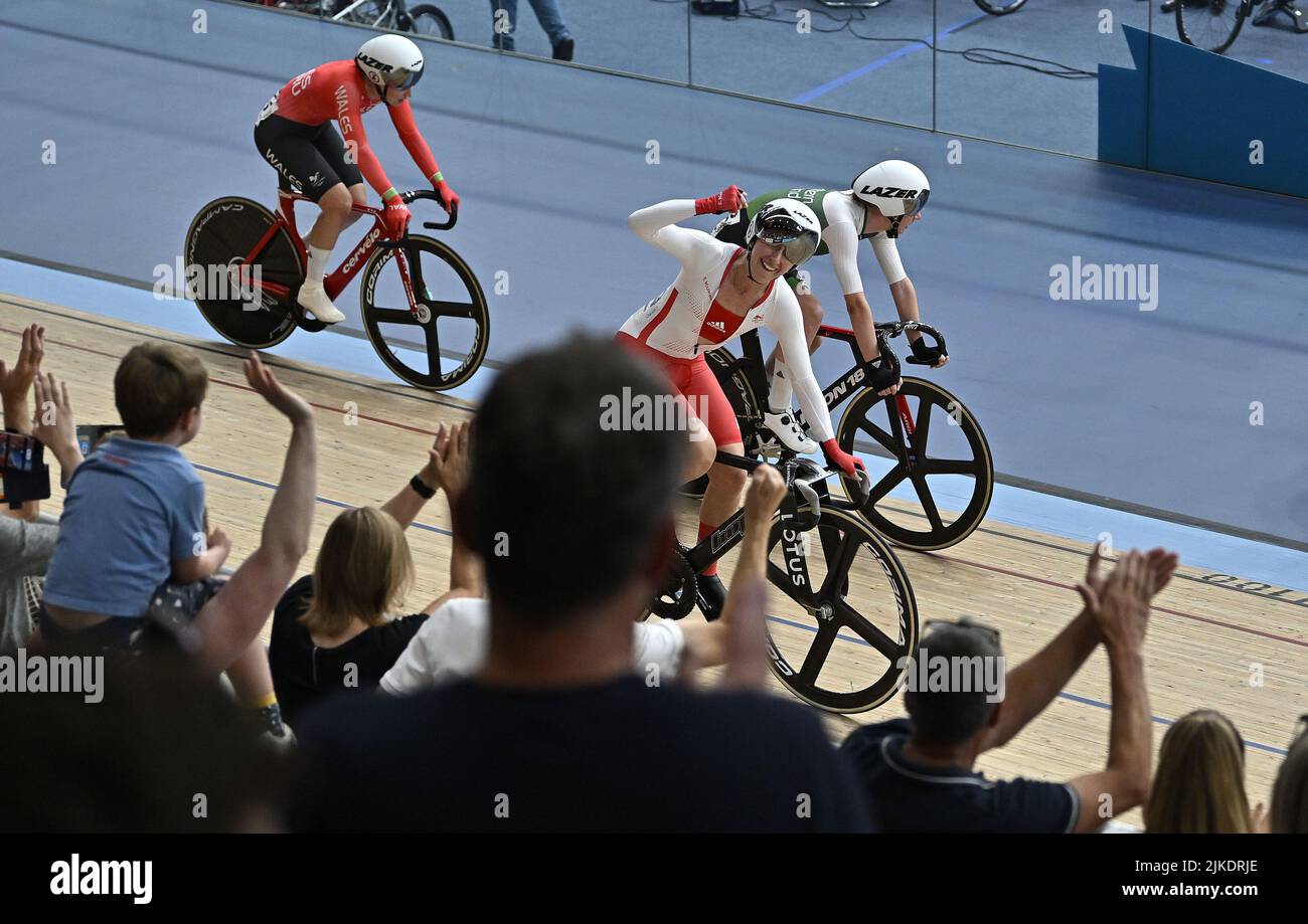 Stratford, United Kingdom. 01st Aug, 2022. Commonwealth Games Track Cycling. Olympic Velodrome. Stratford. The crowd applauds as Laura Kenny (ENG) celebrates her win during the Womens 10km Scratch race Credit: Sport In Pictures/Alamy Live News Stock Photo