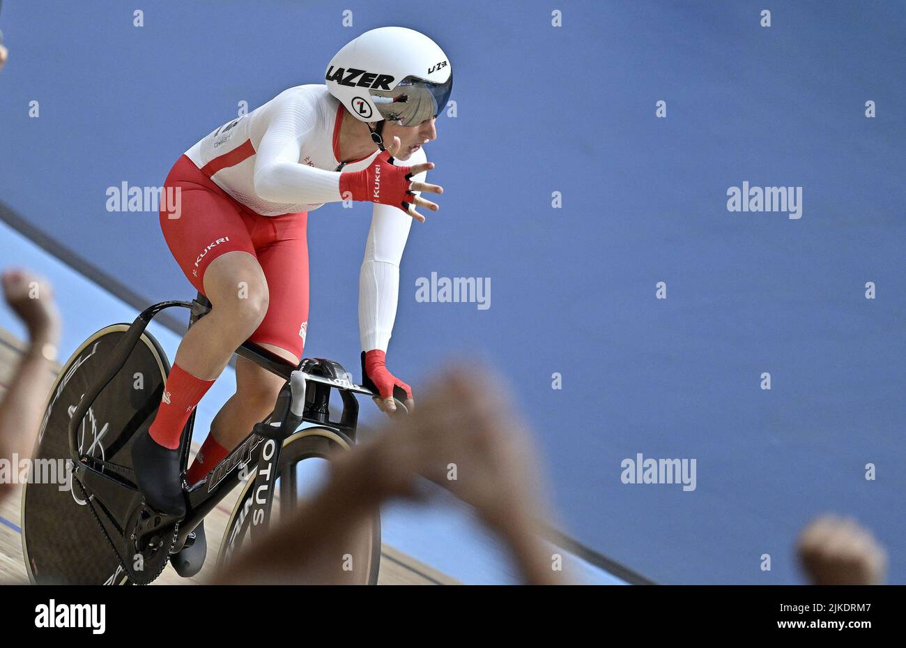Stratford, United Kingdom. 01st Aug, 2022. Commonwealth Games Track Cycling. Olympic Velodrome. Stratford. Laura Kenny (ENG) celebrates her win as spectators cheer and wave during the Womens 10km Scratch race Credit: Sport In Pictures/Alamy Live News Stock Photo