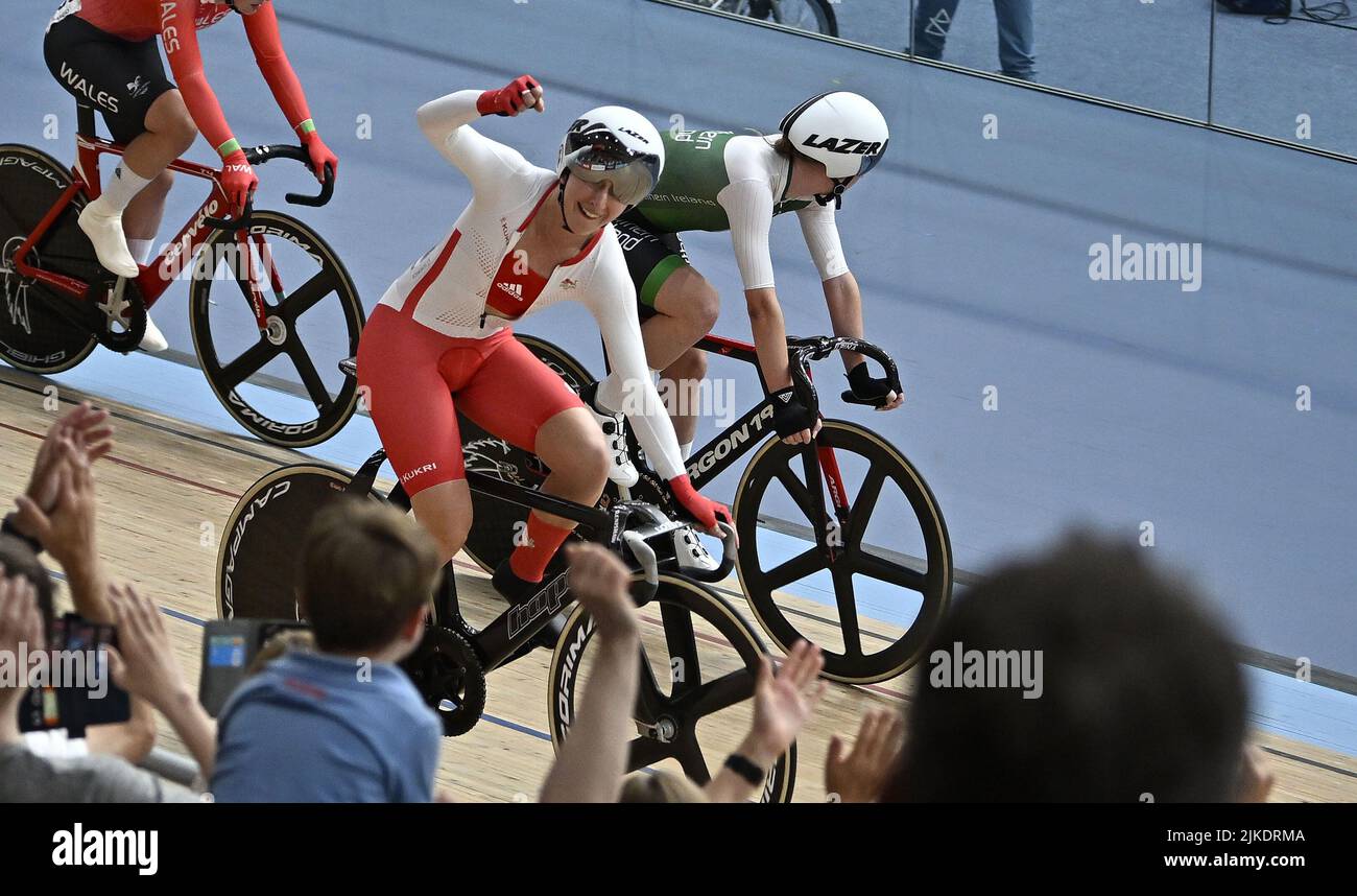 Stratford, United Kingdom. 01st Aug, 2022. Commonwealth Games Track Cycling. Olympic Velodrome. Stratford. The crowd applauds as Laura Kenny (ENG) celebrates her win during the Womens 10km Scratch race Credit: Sport In Pictures/Alamy Live News Stock Photo