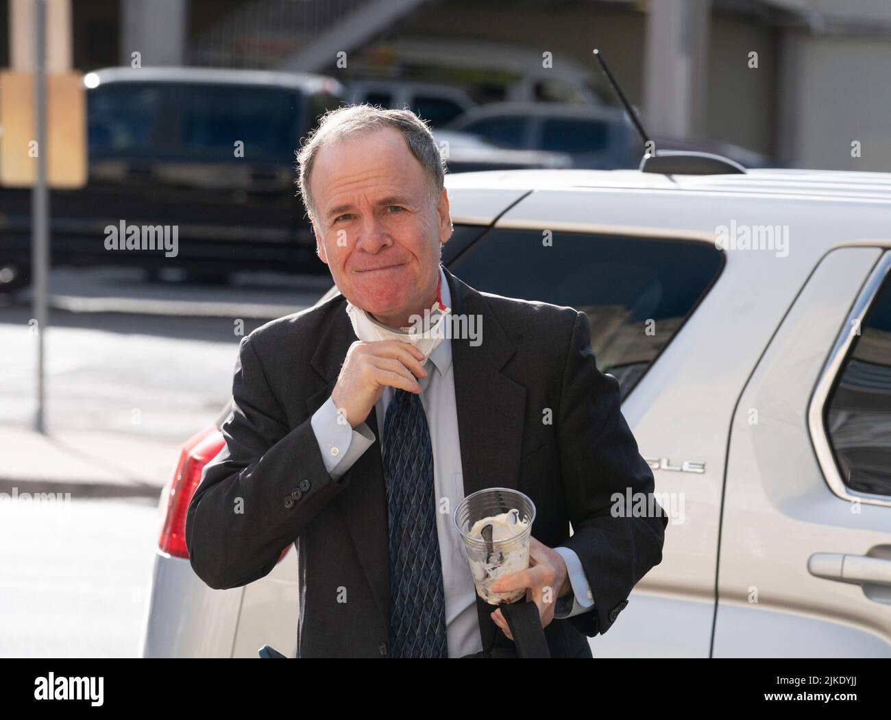 Austin, Texas, USA. 1st August, 2022. Psychiatrist ROY LUBIT arrives at the Travis County Courthouse in Austin on the fifth day of Alex Jones (not shown) and InfoWars defamation trial with victims of the 2012 Sandy Hook massacre. Lubit testified that parents of the victims are suffering 'complex PTSD' as a result of Jones' actions. Credit: Bob Daemmrich/Alamy Live News Stock Photo