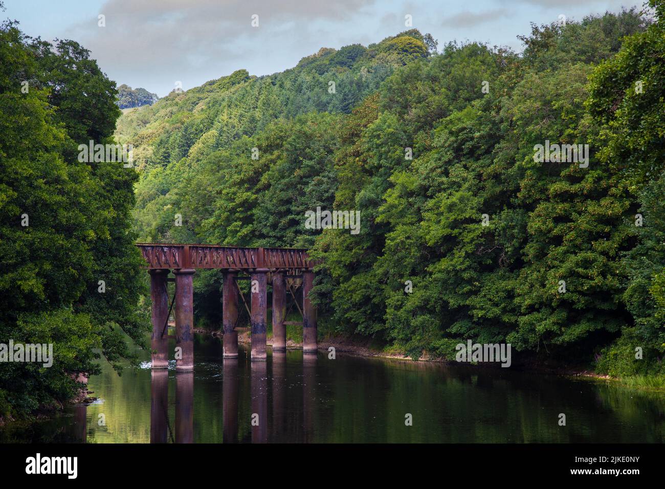 Redbrook Bridge, crossing the River Wye between Gloucestershire (England) and Monmouthshire (Wales).  Originally a railway bridge carrying the Ross an Stock Photo