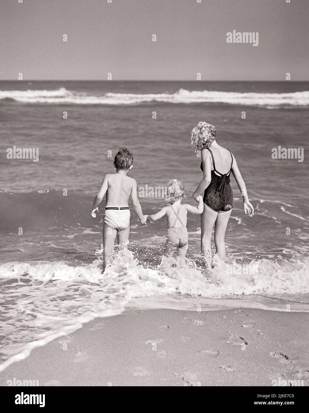 Teenage boy girl beach retro hi-res stock photography and images - Alamy