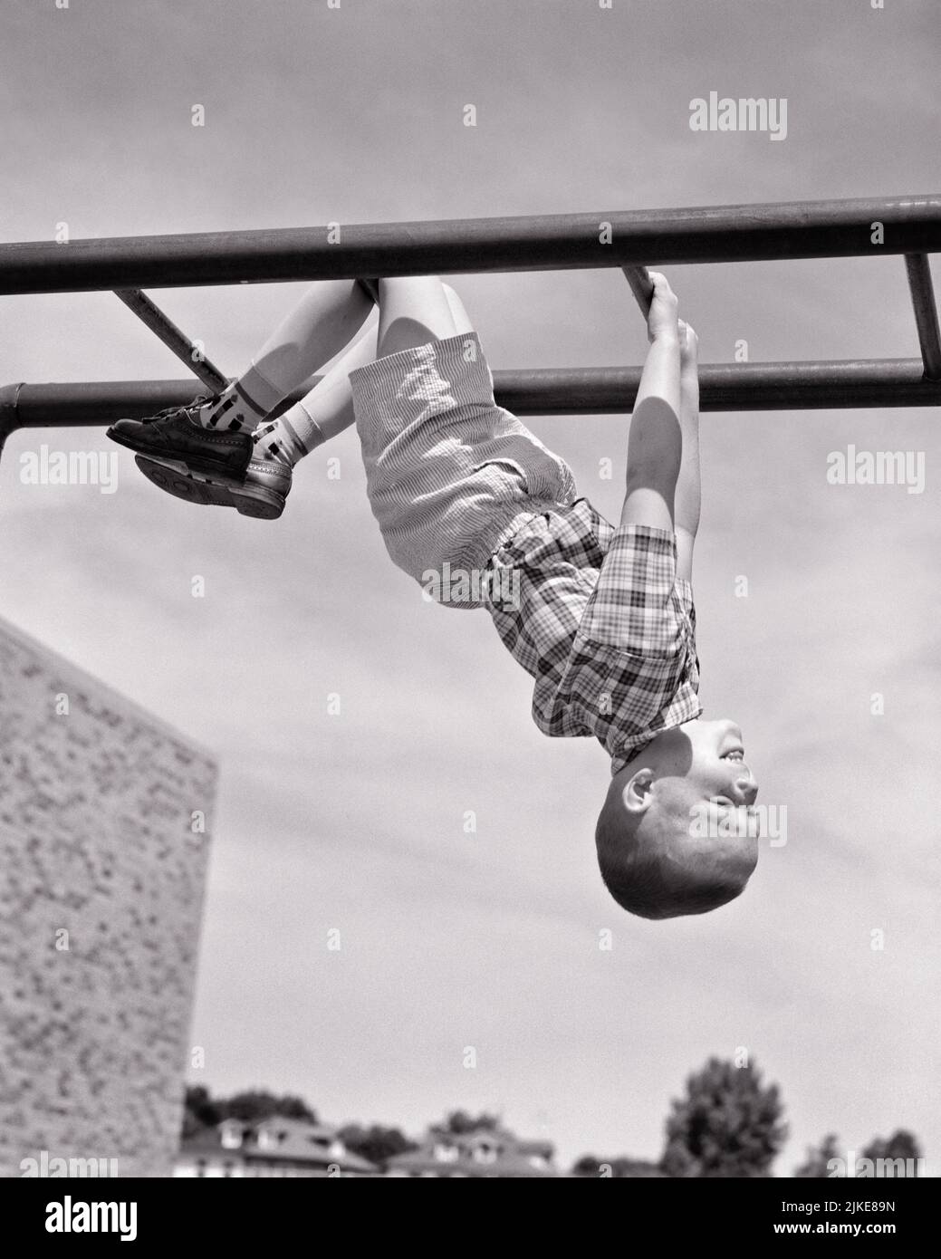 1950s BOY HANGING UPSIDE DOWN ON PLAYGROUND MONKEY BARS j5851 HAR001