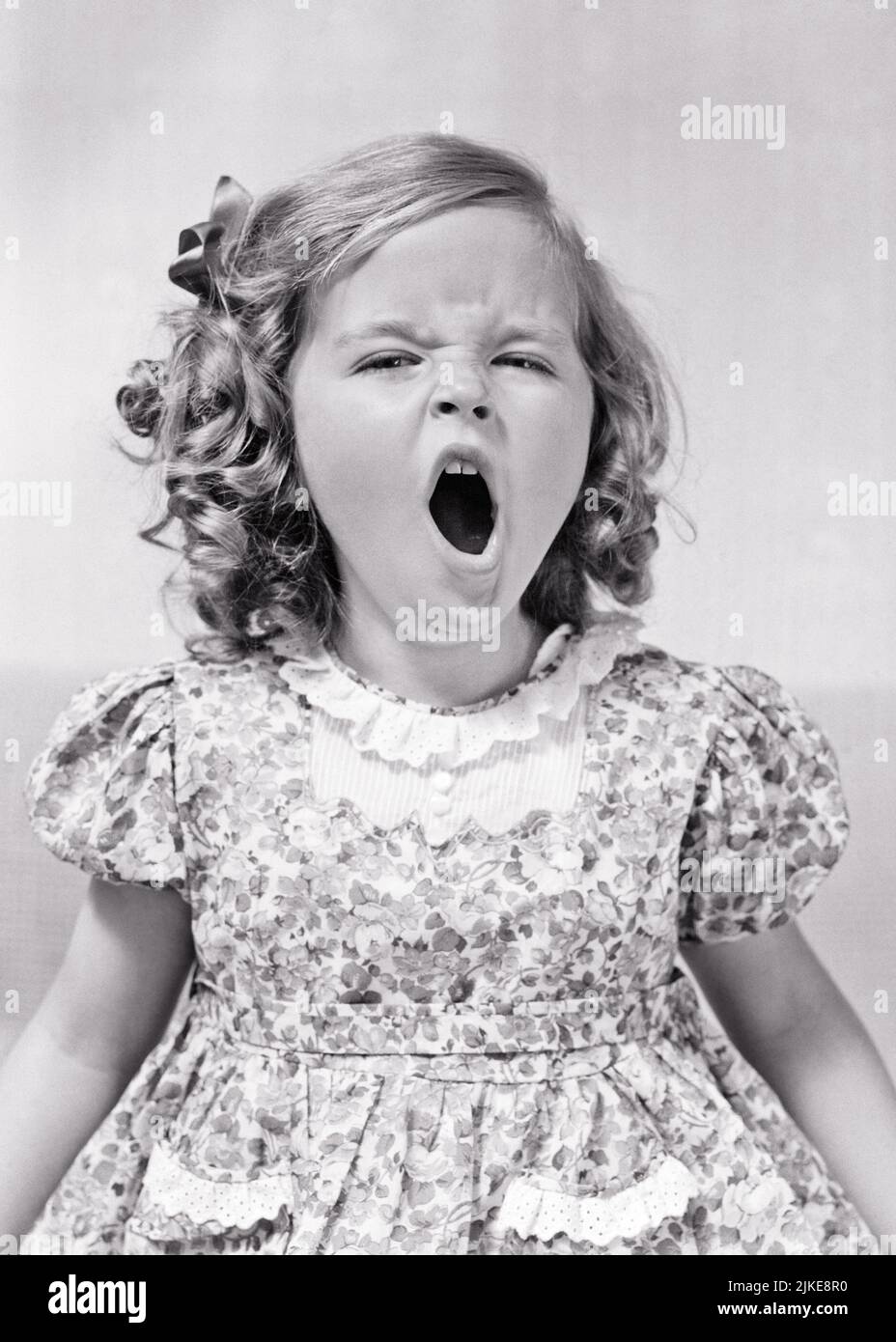 1940s LITTLE GIRL MOUTH OPEN WIDE FACE SCRUNCHED UP SHOUTING YELLING YAWNING SINGING TANTRUM ANGRY - j9800 HAR001 HARS JUVENILE FACIAL STYLE ANGER FEAR TANTRUM WORRY LIFESTYLE FEMALES MOODY COPY SPACE CALLING EXPRESSIONS TROUBLED B&W CONCERNED SADNESS WIDE YELLING EYE CONTACT BRAT EXCITEMENT LOUD POWERFUL CURLY FRILLY UP FEELING MOOD CONCEPTUAL GLUM EMOTION EMOTIONAL EMOTIONS JUVENILES MISERABLE SCRUNCHED BLACK AND WHITE CAUCASIAN ETHNICITY DISPLEASED HAR001 OLD FASHIONED Stock Photo