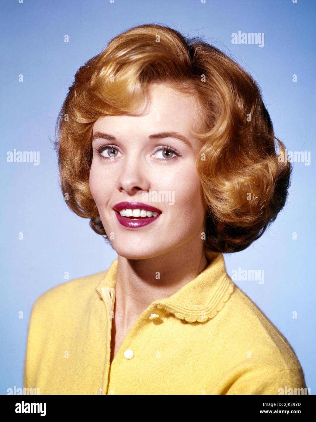 1960s SMILING BLOND WOMAN GOLDEN HAIR RED LIPSTICK IN YELLOW SWEATER LOOKING AT CAMERA DIRECTLY AHEAD - kg1468 DEB001 HARS FEMALES STUDIO SHOT GROWNUP HEALTHINESS COPY SPACE LADIES GOLDEN PERSONS GROWN-UP CONFIDENCE EXPRESSIONS EYE CONTACT HAPPINESS HEAD AND SHOULDERS CHEERFUL STYLES HAIRSTYLE LIPSTICK SMILES DIRECTLY WAVY JOYFUL STYLISH DEB001 AHEAD PLEASANT CONFIDENT FASHIONS STRAWBERRY BLOND TEASED YOUNG ADULT WOMAN BOUFFANT CAUCASIAN ETHNICITY OLD FASHIONED Stock Photo