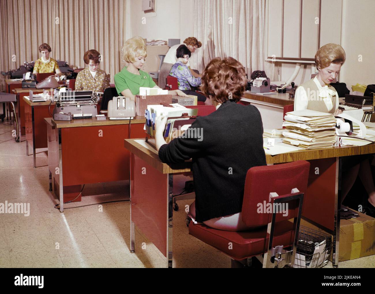 1960s GROUP OF WOMEN OFFICE WORKERS SITTING AT DESKS TYPISTS BOOKKEEPERS CLERICAL EMPLOYEES - ko258 HAR001 HARS SECRETARIES TYPISTS EMPLOYEE AMANUENSIS BOOKKEEPERS EMPLOYEES MID-ADULT MID-ADULT WOMAN TEASED BOUFFANT CAUCASIAN ETHNICITY CLERICAL HAR001 OLD FASHIONED Stock Photo