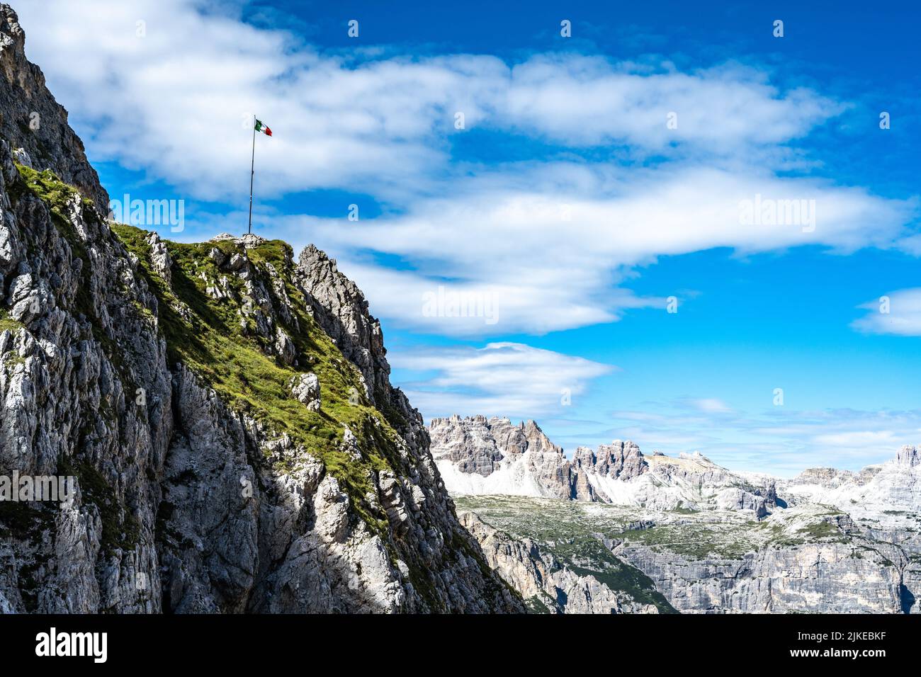 Die italienische Flagge weht in den Dolomiten Stock Photo