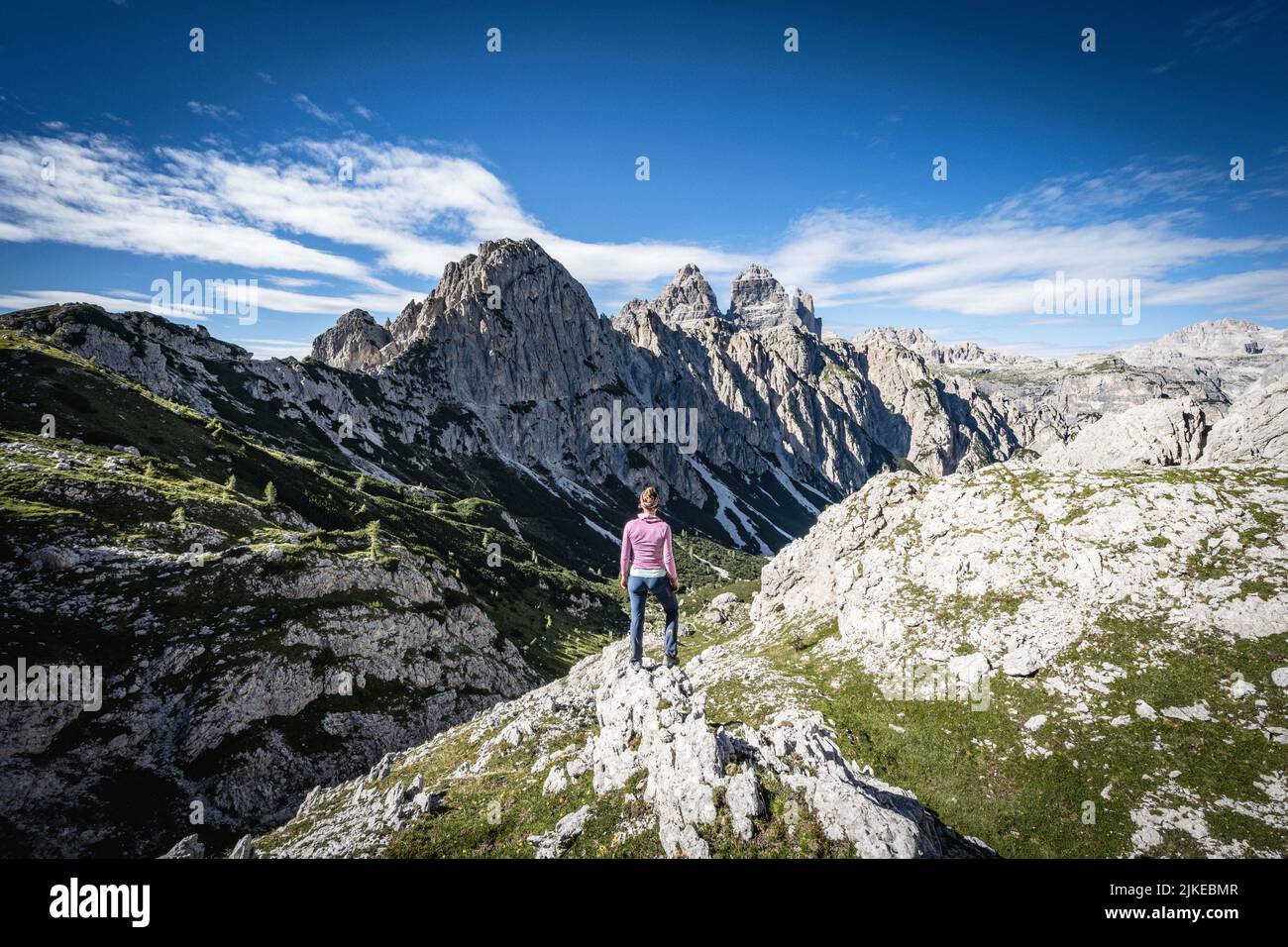 Wanderin genießt die Aussicht auf die Dolomiten Stock Photo