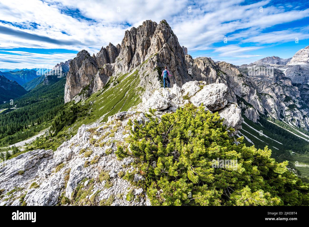 Wanderin genießt die Aussicht auf die Dolomiten Stock Photo