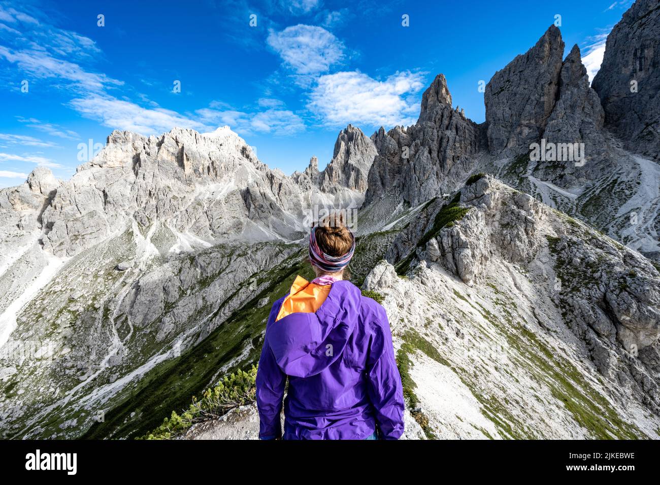Wanderin genießt die Aussicht auf die Cadini die Misurina Stock Photo
