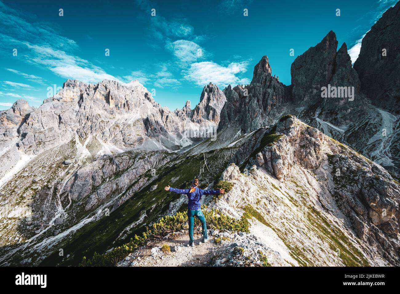 Wanderin genießt die Aussicht auf die Cadini die Misurina Stock Photo