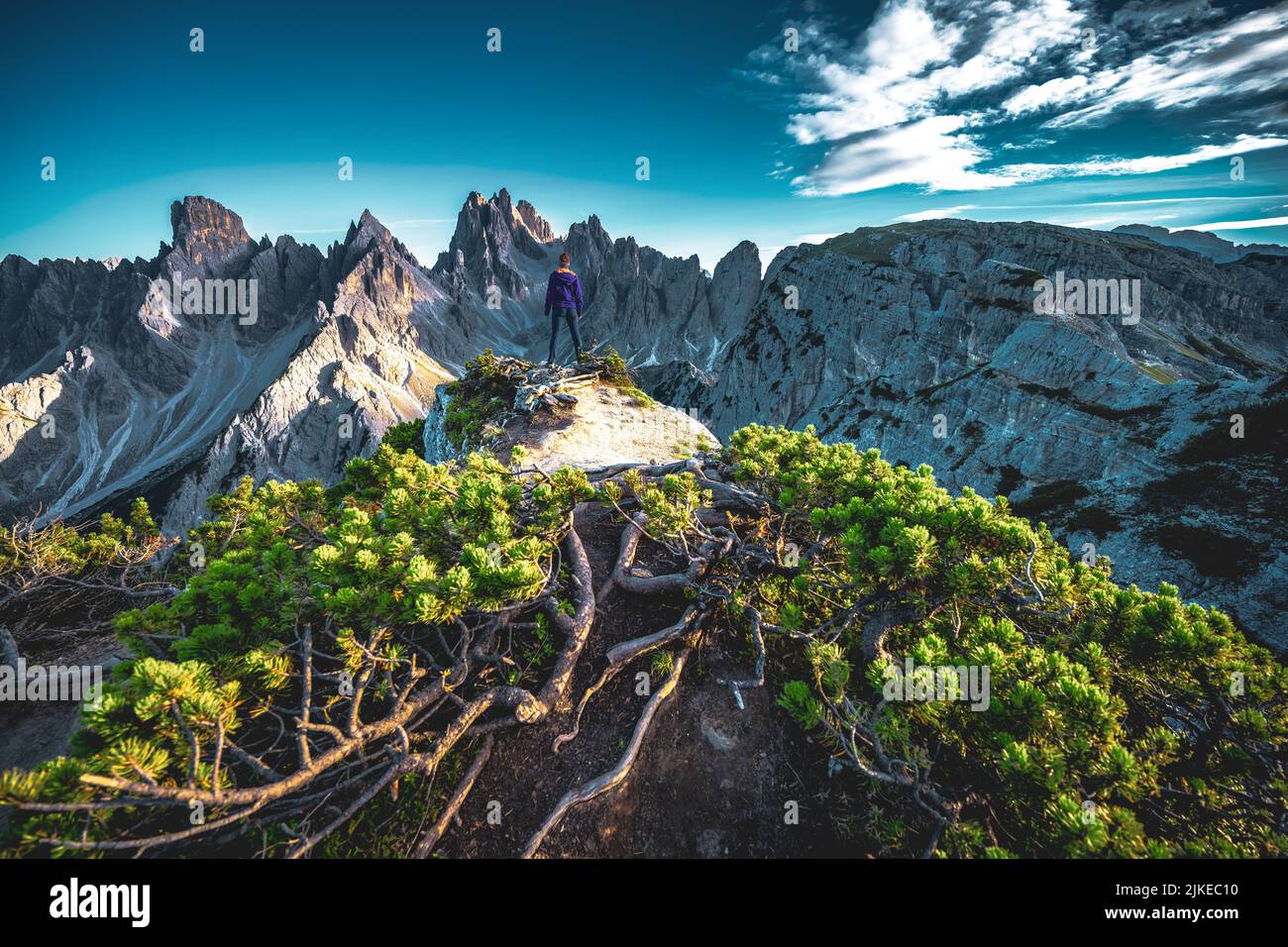 Wanderin genießt die athemberaubende Aussicht auf die Cadini die Misurina an einem bekannten Instagram Ort Stock Photo