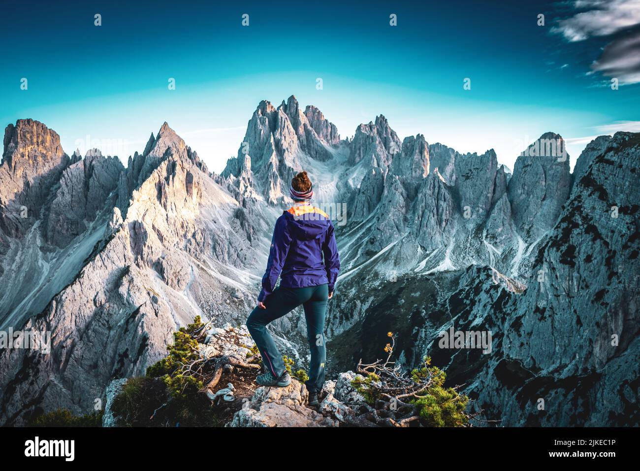 Wanderin genießt die athemberaubende Aussicht auf die Cadini die Misurina an einem bekannten Instagram Ort Stock Photo