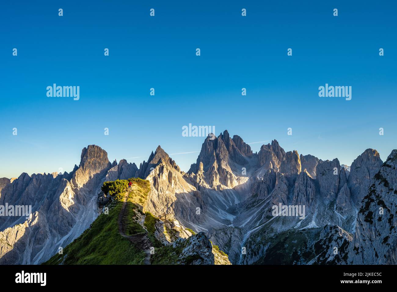 Wanderer genießt die atemberaubende Aussicht auf die Cadini die Misurina an einem bekannten Instagram Ort Stock Photo