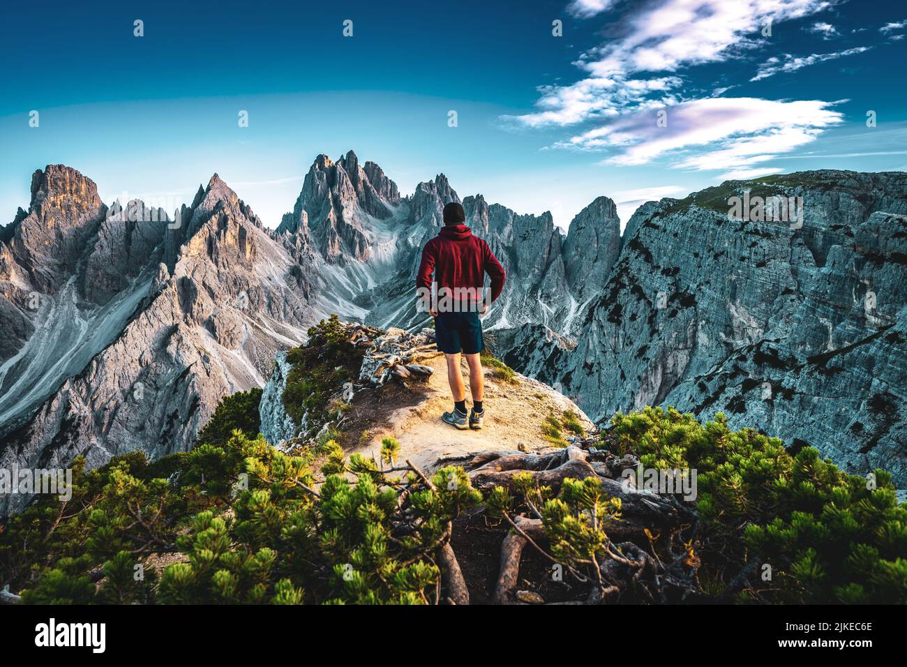 Wanderer genießt die athemberaubende Aussicht auf die Cadini die Misurina an einem bekannten Instagram Ort Stock Photo