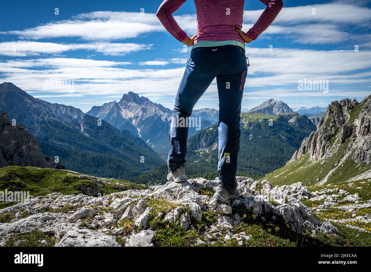 Frau genießt Aussicht in den Dolomiten Stock Photo