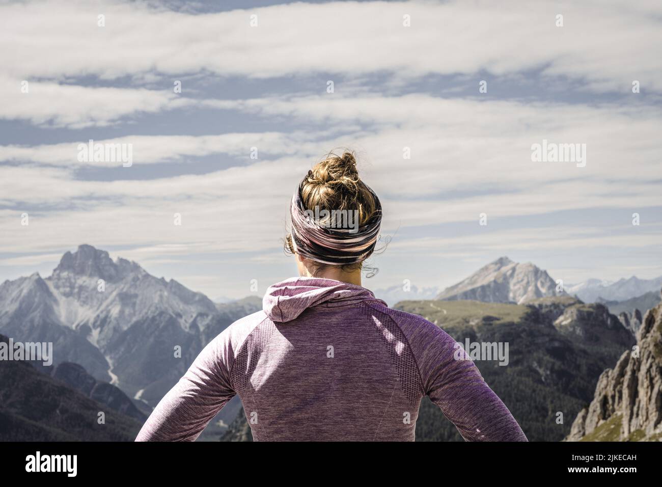 Frau genießt Aussicht in den Dolomiten Stock Photo