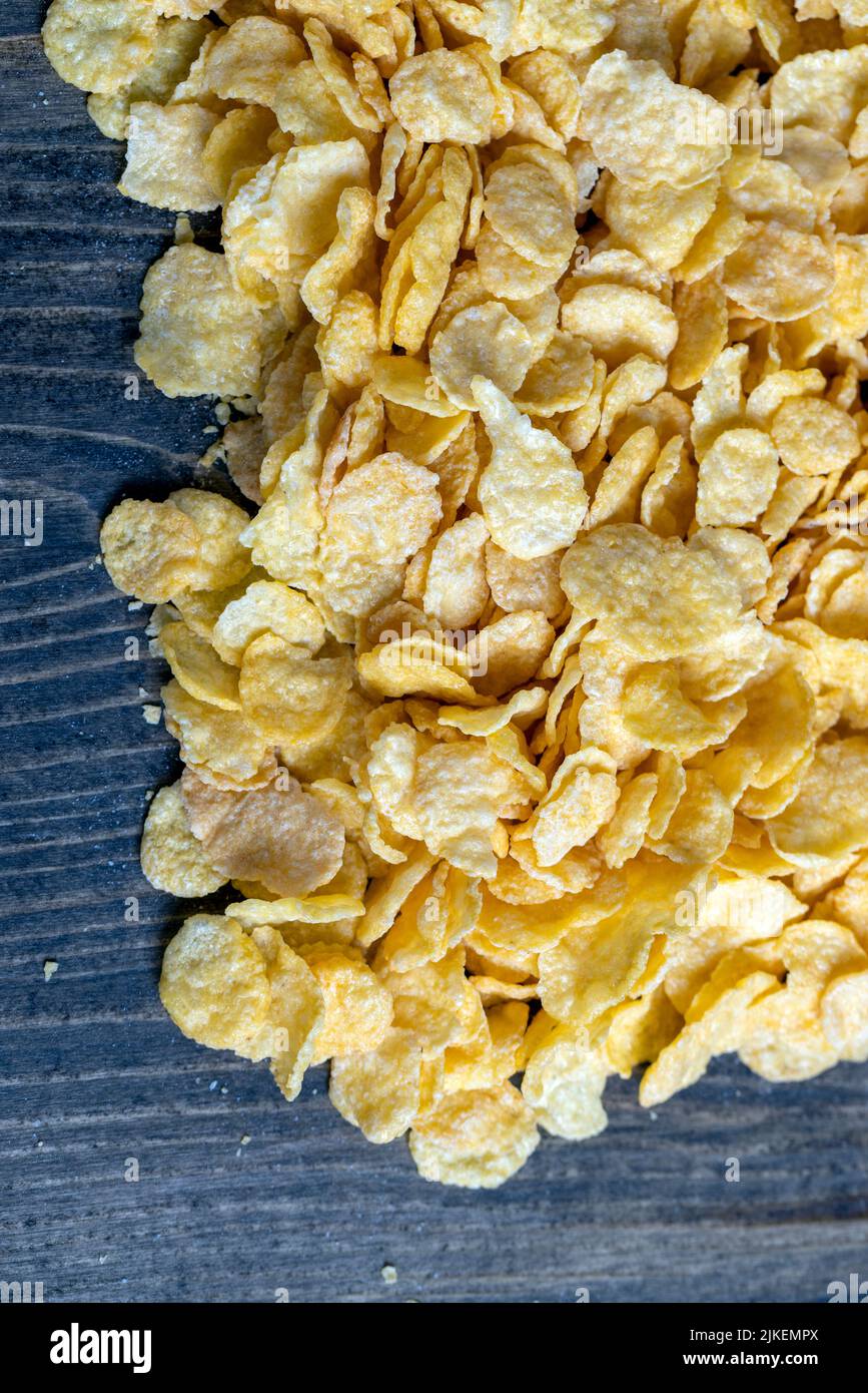 dry breakfast corn flakes of yellow color, preparation of corn dry