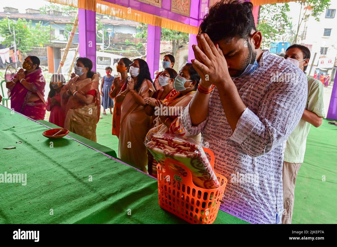 Howrah, West Bengal, India - 14th October 2021 : Hindu devotees offering pushpanjali to Goddess Durga, ritual to worship the Goddess with flowers. Stock Photo