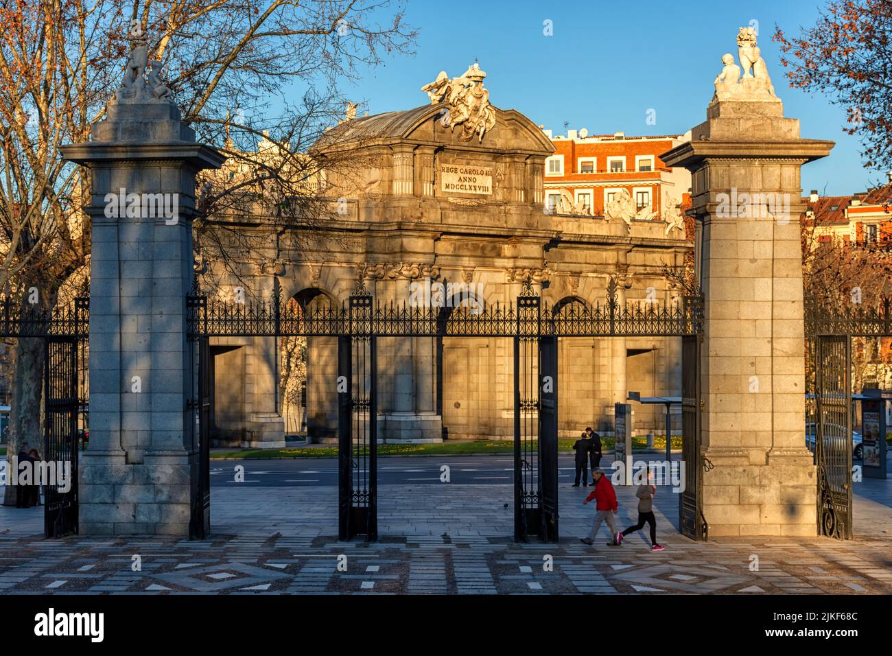 Puerta de Alcalá desde la entrada del Retiro en la Plaza de la Independencia, Madrid, España Stock Photo