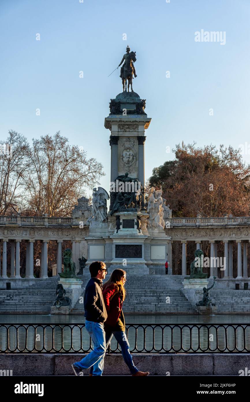 Monumento a Alfonso XII en el Parque del Buen Retiro, Madrid, España Stock Photo