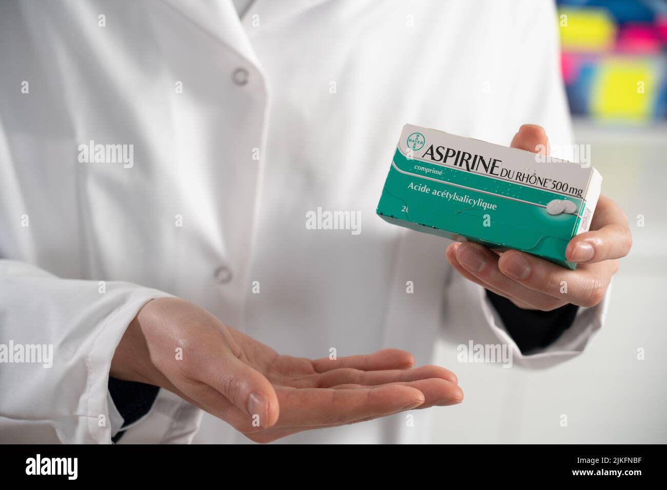 Explanation of a pharmacist on a drug (Aspirin) to a client Stock Photo