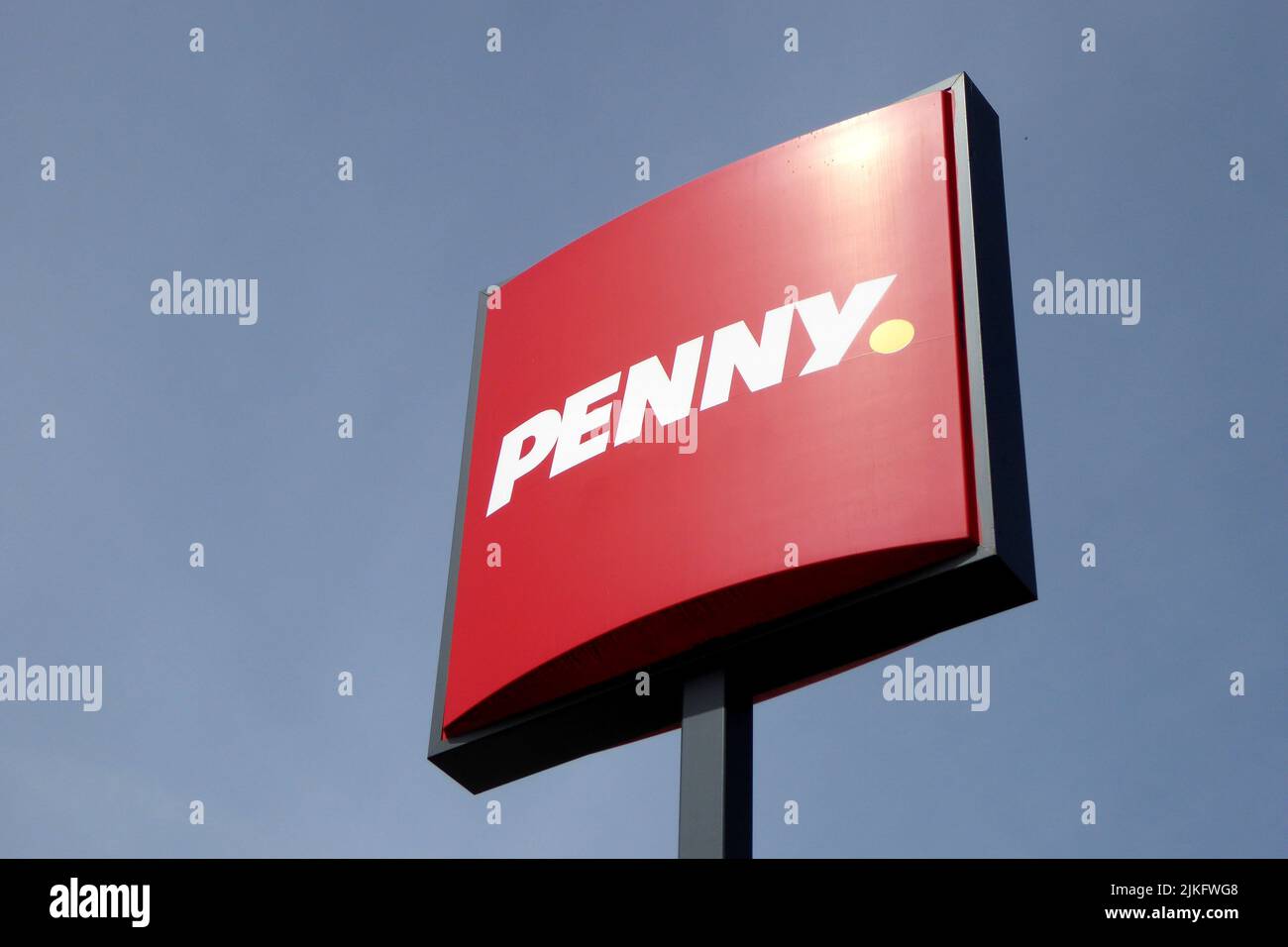 Supermarkt Logo vom Lebensmittel-Discounter Penny vor blauem Himmel Stock Photo