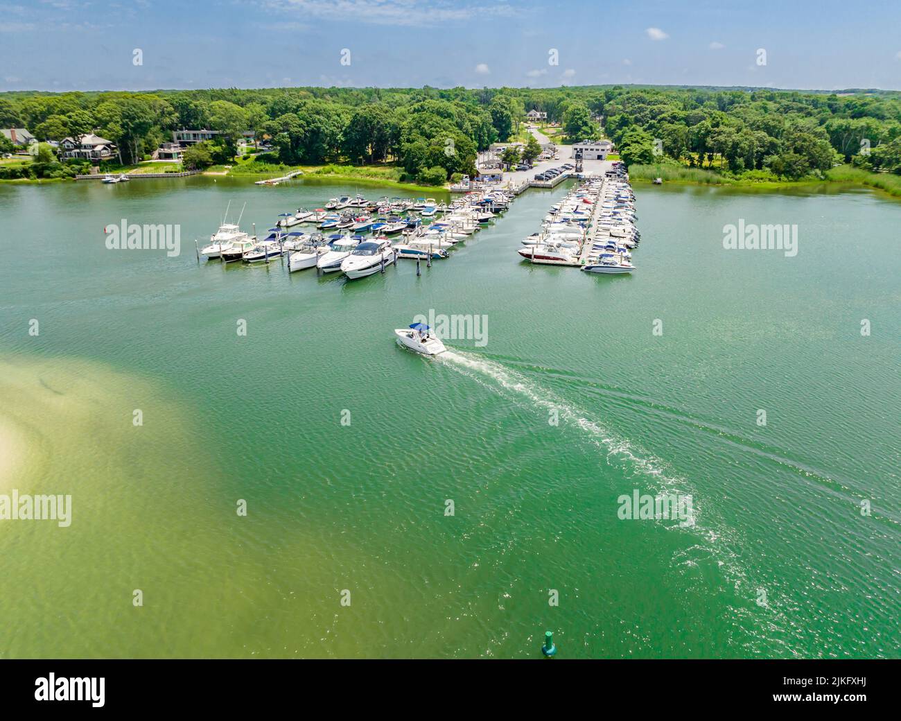 Aerial view of a pleasure boat coming into Mill Creek Marina, Sag Harbor, NY Stock Photo