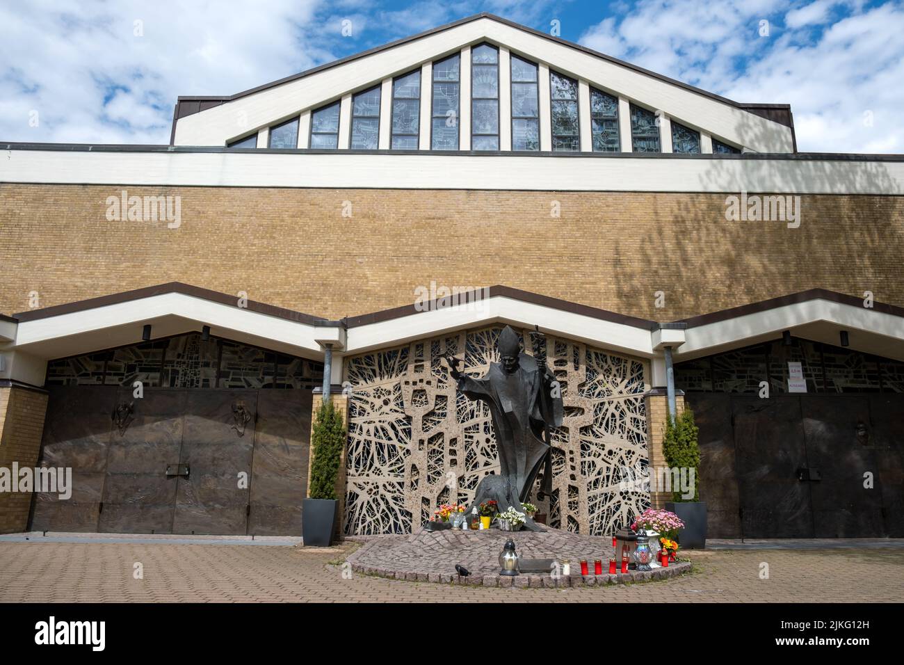 10.05.2021, Germany, Lower Saxony, Hanover - Building of the Polish Catholic Mission, sculpture of Pope John Paul II in the center. 00A210510D233CAROE Stock Photo